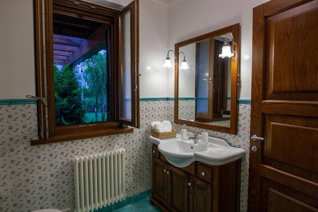 Spaziosa Villa Con Piscina E Giardino, Polignano A Mare Esterno foto